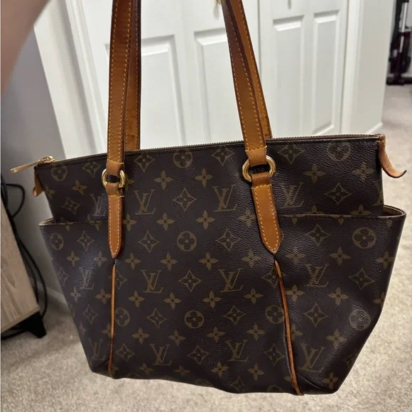 Authentic Louis Vuitton Totally PM 2009 - Picture 2 of 16
